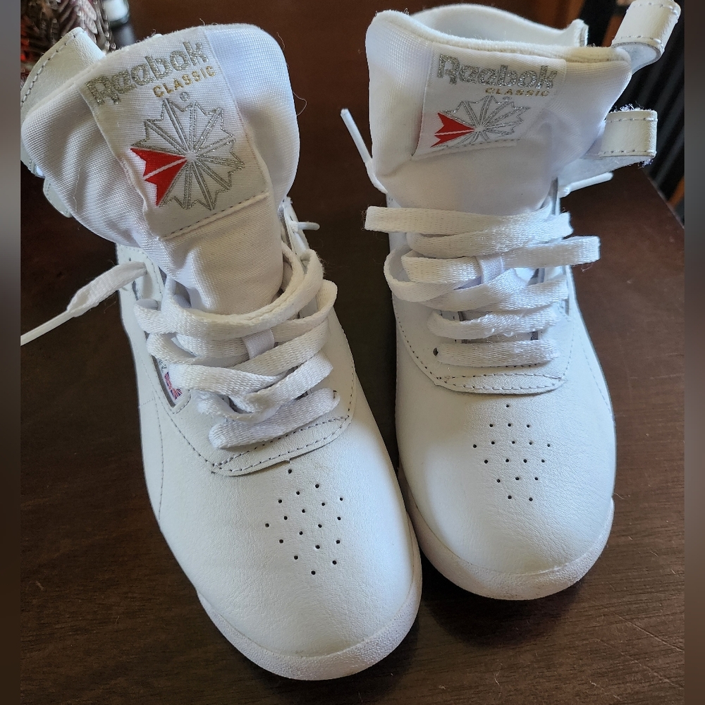 Reebok White Classic Sneakers Padded Ankle Support LIKE NEW Just A Bit Tight